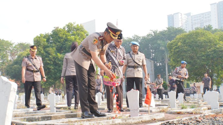 Jelang Hari Bhayangkara ke-78, Polresta Sidoarjo Ziarah dan Tabur Bunga di Makam Pahlawan